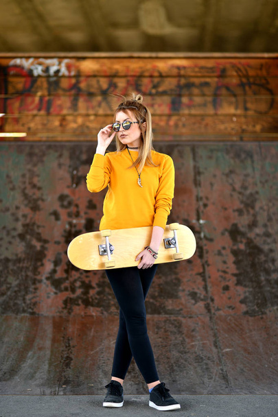 Mladá dívka s skateboardem - Fotografie, Obrázek
