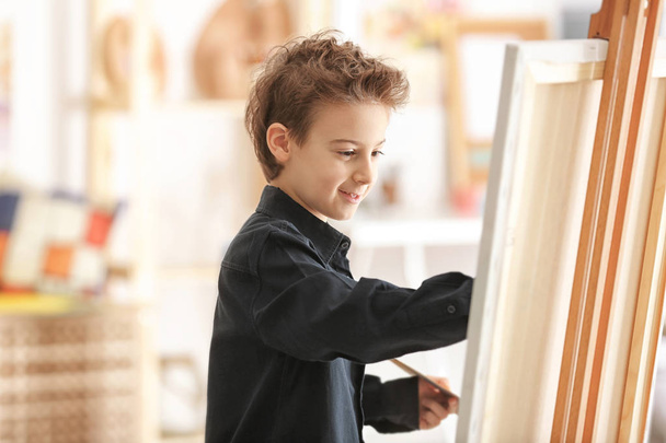 Carino piccolo artista pittura quadro in studio
 - Foto, immagini