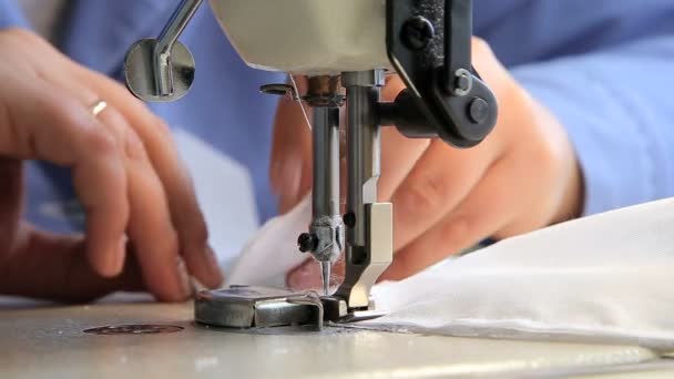 Μοδίστρα κατά την εργασία με τη ράβοντας μηχανή - Πλάνα, βίντεο