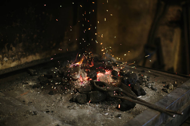 Smithy φωτιά φλόγα συμβουλές με closeup σπινθήρες σε σκούρο φόντο - Φωτογραφία, εικόνα