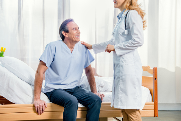 Пациент среднего возраста и врач
 - Фото, изображение