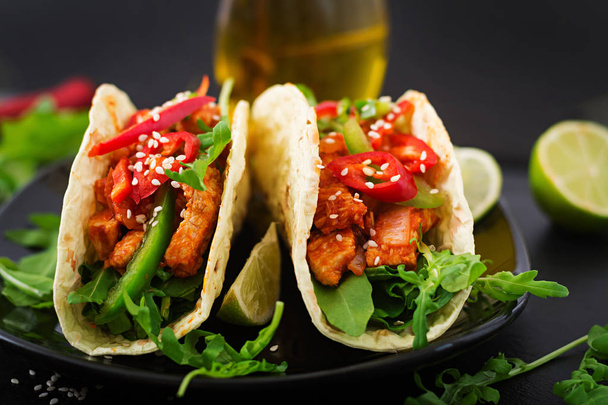 Mexikói taco paprikával és sült saláta kitûnõ - Fotó, kép