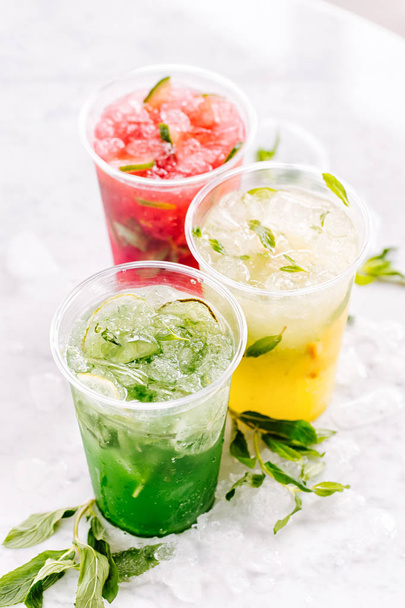 fruit summer drinks with ice - Φωτογραφία, εικόνα