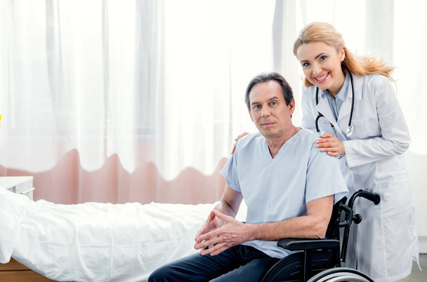 starszy mężczyzna siedzi na wózku inwalidzkim   - Zdjęcie, obraz