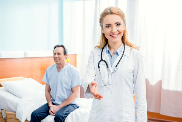 smiling doctor with stethoscope - Fotografie, Obrázek