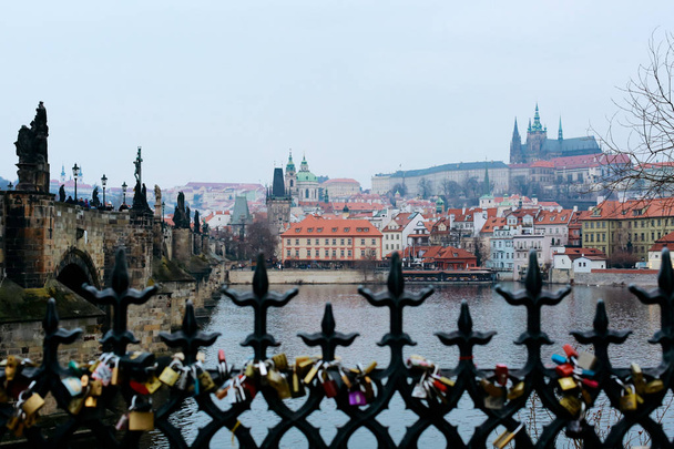 Видом на Прагу через річку - Фото, зображення