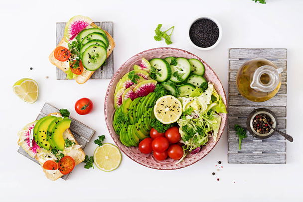 Salade végétalienne de légumes frais
 - Photo, image