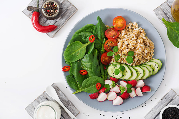 Veganer Salat mit frischem Gemüse - Foto, Bild