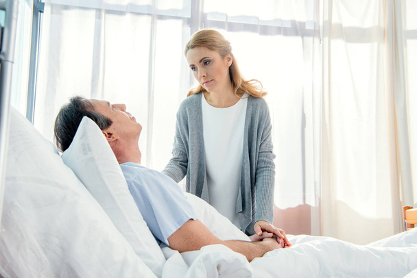 esposa visitando marido no hospital
  - Foto, Imagem