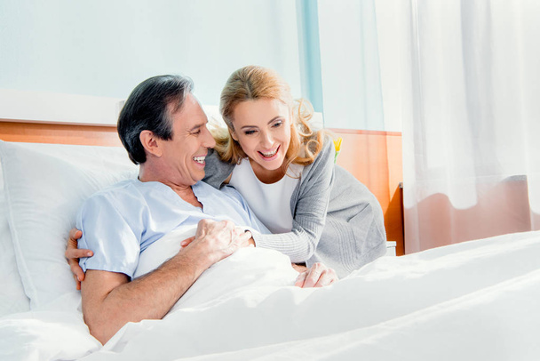 Σύζυγος που επισκέπτεται σύζυγο στο νοσοκομείο  - Φωτογραφία, εικόνα