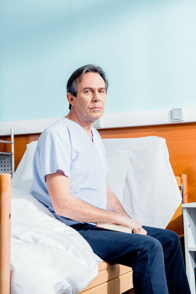 homme assis sur le lit d'hôpital
 - Photo, image