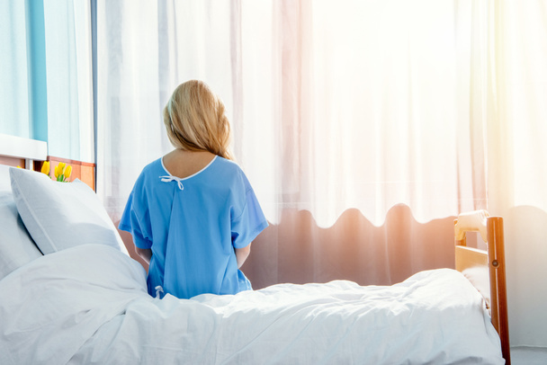 Mujer sentada en la cama del hospital
 - Foto, Imagen