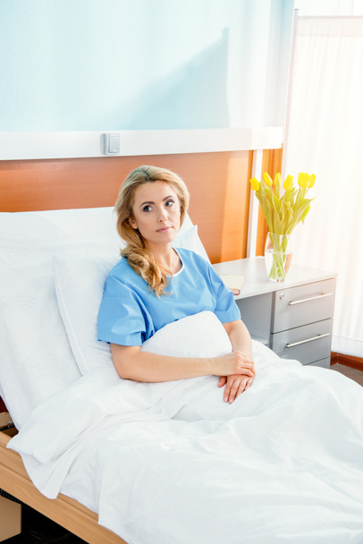 Donna sdraiata nel letto di ospedale
 - Foto, immagini