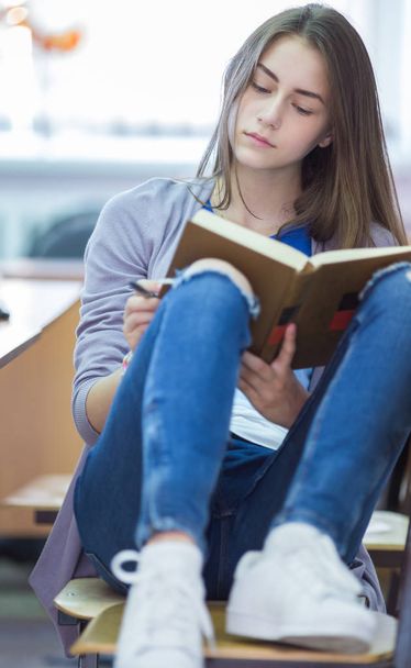 girl with book - Foto, Imagem