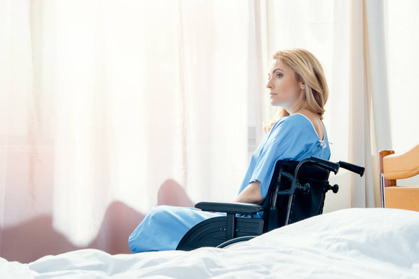 mulher cadeira de rodas no hospital
 - Foto, Imagem