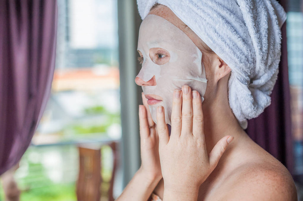  woman doing facial mask sheet - Foto, immagini