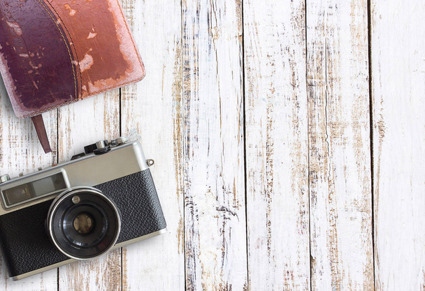Vintage starý fotoaparát a poznámkového bloku na pozadí bílý dřevěný stůl - Fotografie, Obrázek
