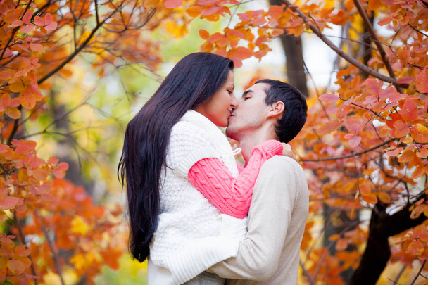 Foto roztomilý pár líbání na nádherné pozadí pro podzimní park - Fotografie, Obrázek