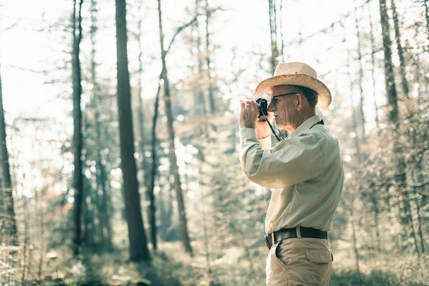 Muž s fotografováním slaměný klobouk - Fotografie, Obrázek
