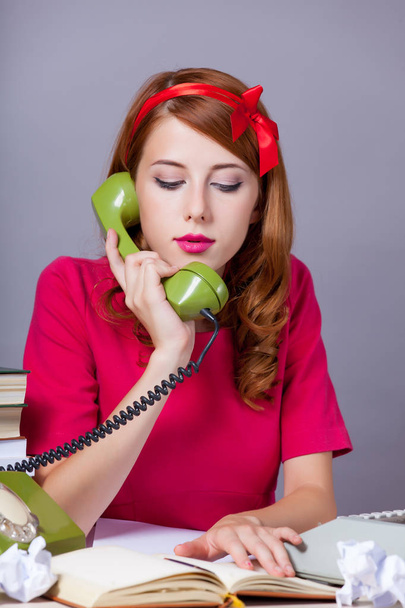 foto de la hermosa secretaria joven hablando por teléfono en la w
 - Foto, imagen