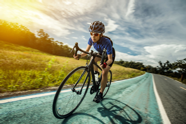 Жінка Велоспорт відкритий вправа велосипедних доріжок - Фото, зображення