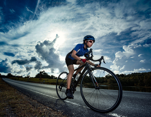 Mujer ciclismo bicicleta de carretera ejercicio al aire libre
  - Foto, imagen