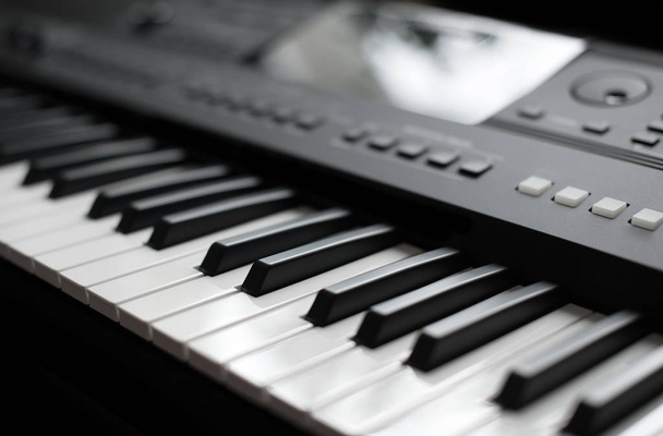 Sintetizador profesional de teclado midi con perillas y controladores
. - Foto, Imagen