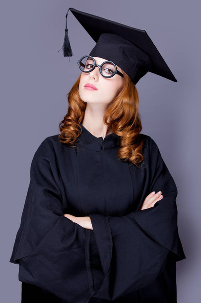 photo de belle jeune diplômée en costume noir sur le merveilleux
  - Photo, image