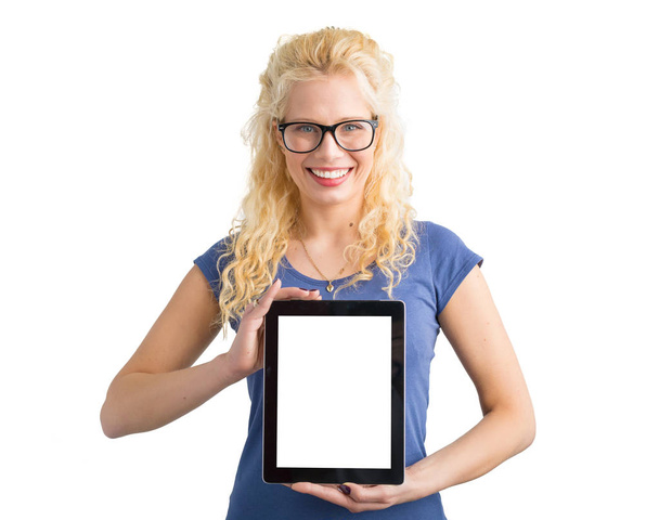 Γυναίκα με γυαλιά δείχνει κενή οθόνη tablet - Φωτογραφία, εικόνα