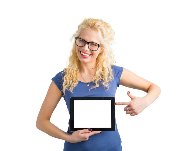 Ευτυχισμένος hipster δείχνοντας κενή οθόνη υπολογιστή με το ένα χέρι - Φωτογραφία, εικόνα