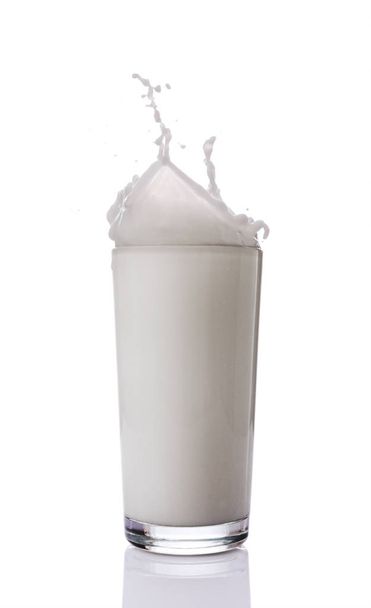 Splash in glass of white milk - 写真・画像