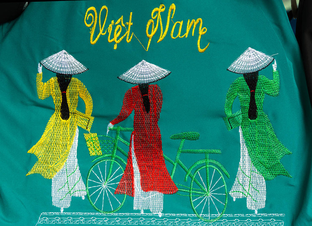 Vietnam hatıraları (geleneksel yaygın) Ninhbinh, Vietnam 'da satılmaktadır. - Fotoğraf, Görsel