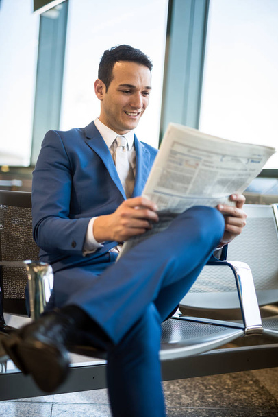 Бизнесмен читает газету - Фото, изображение