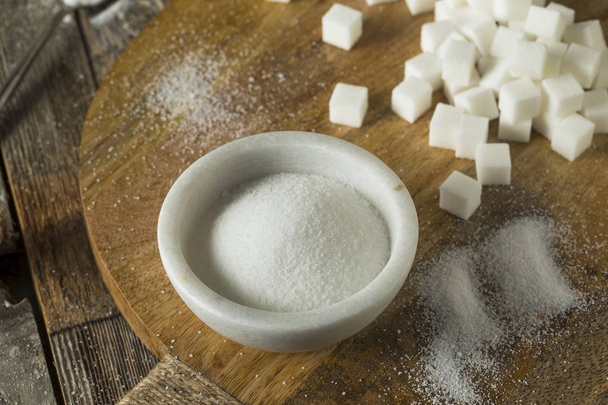 Raaka valkoinen rakeistettu sokeri
 - Valokuva, kuva
