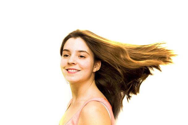 Портрет красивой молодой женщины, трясущей волосами
  - Фото, изображение