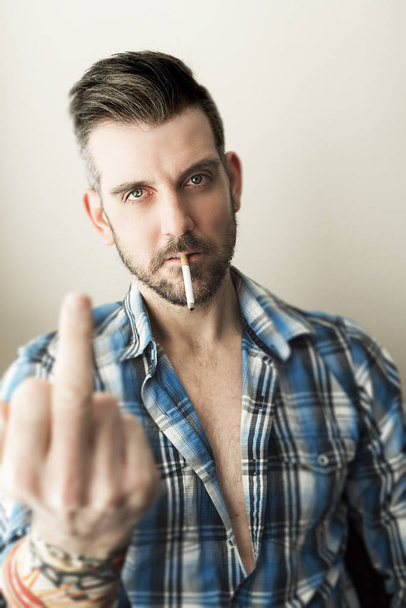 Портрет чоловіка синя сорочка середнього пальця
 - Фото, зображення
