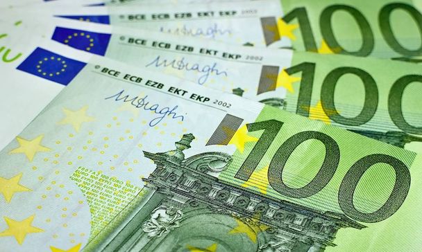 Cento banconote in euro pronte per il pagamento
. - Foto, immagini