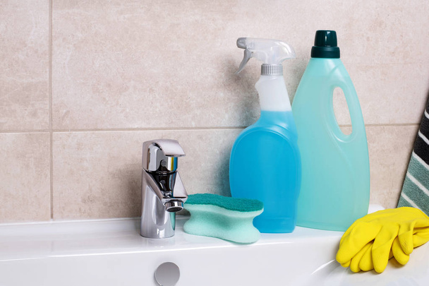 équipement de nettoyage dans la salle de bain  - Photo, image