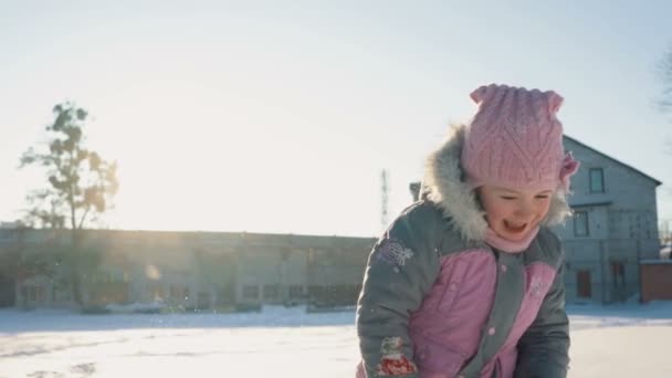 Little girl playing in the snow - Footage, Video