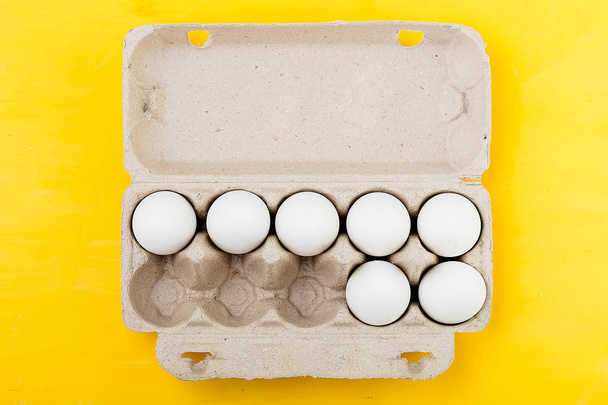 Кольорові великодні яйця і верба на кольоровому фоні
 - Фото, зображення