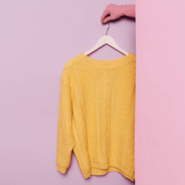 Elegáns ruhákat. Sárga pulóver. Tavaszi-őszi. szekrény ötletek t - Fotó, kép