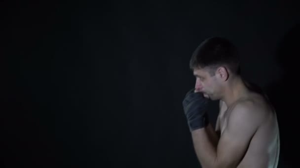 Boxer wird ohne Handschuhe trainiert - Filmmaterial, Video