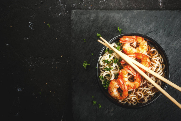麺と海老のエビ入りアジアン スープ - 写真・画像