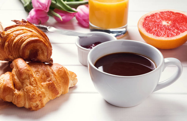 Смачний сніданок на білому столі крупним планом
 - Фото, зображення