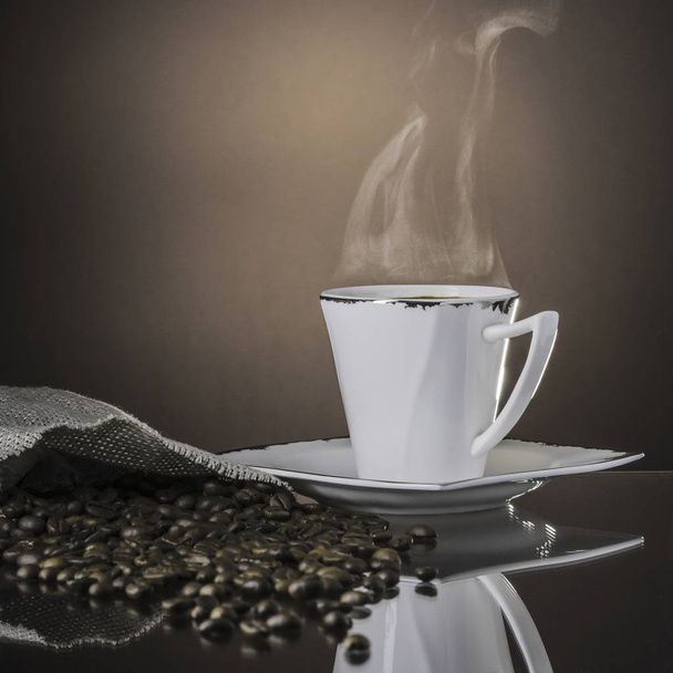 ένα φλιτζάνι ζεστό καφέ σε vintage αποχρώσεις - Φωτογραφία, εικόνα
