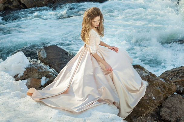 Κορίτσι με ένα φόρεμα στη φύση - Φωτογραφία, εικόνα