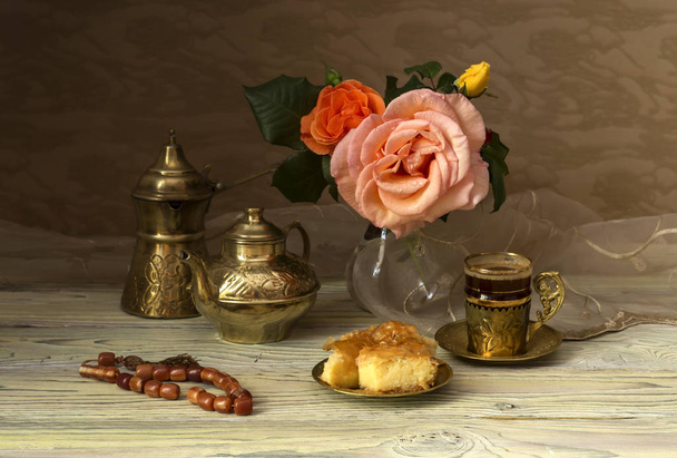 Натюрморт з трояндами та кавовим сервісом
 - Фото, зображення