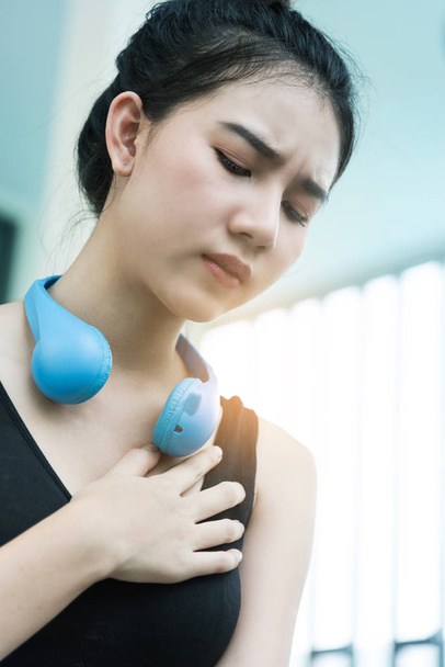 Close up Joven chica asiática teniendo un ataque al corazón mientras hace ejercicio
  - Foto, Imagen