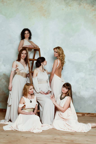 Mulheres em vestidos de estilo grego antigo
 - Foto, Imagem