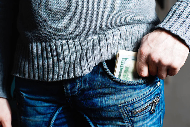 main humaine met de l'argent dans la poche
 - Photo, image